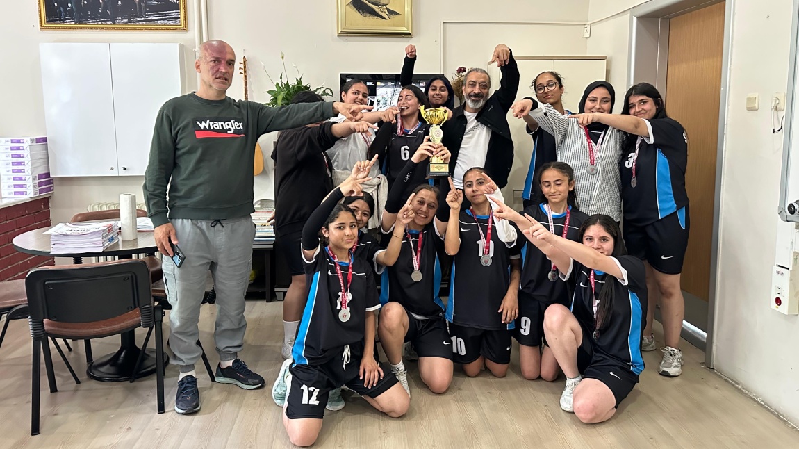 Sururi Ortaokulu Kız Voleybol Takımı İlçe İkincisi Oldu